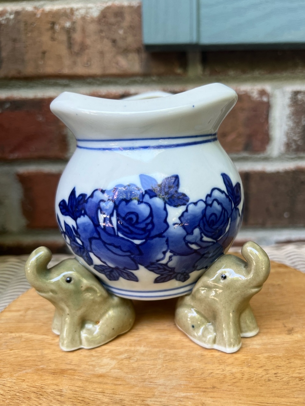Small Planter with 3 Elephant Supporters